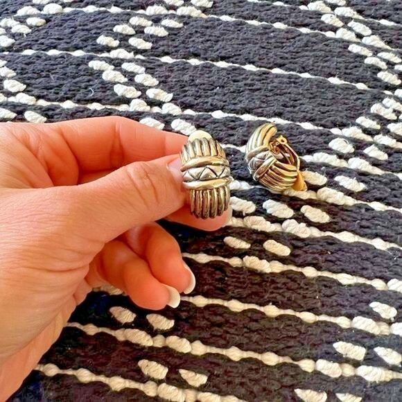 Vtg 80s clip on statement earrings two‎ tone costume fashion huggie half moon - Picture 5 of 7